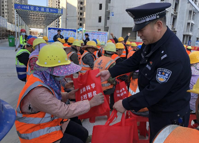 广西柳东新区：公安民警进工地开展反邪教宣传活动