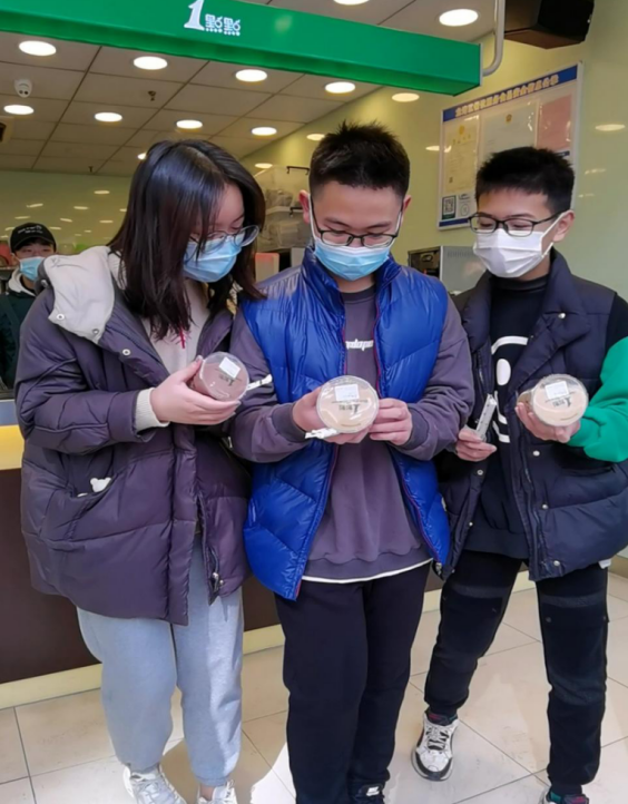 浙江龙湾：反邪宣传出新招 “反邪奶茶”伴你同行