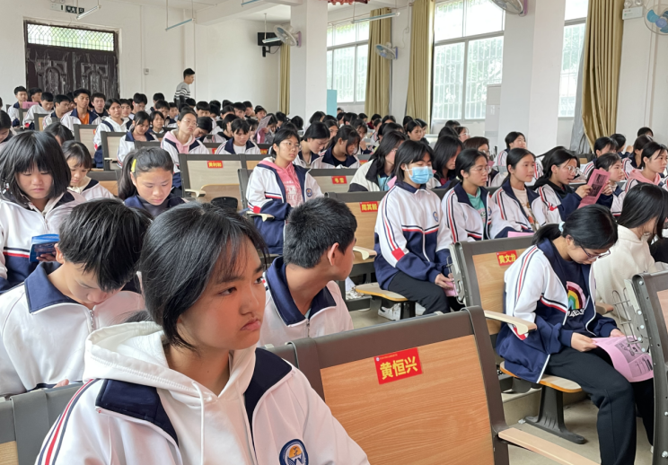 广西来宾市兴宾区到五山民族学校开展反邪教宣传进校园活动