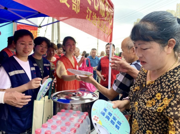 浙江省台州市椒江区在“送大暑”巡游中开展反邪教宣传活动