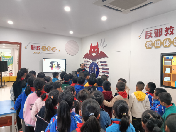 崇尚科学 反对邪教--浙江省杭州市临平二小学生走进临平区关爱之家