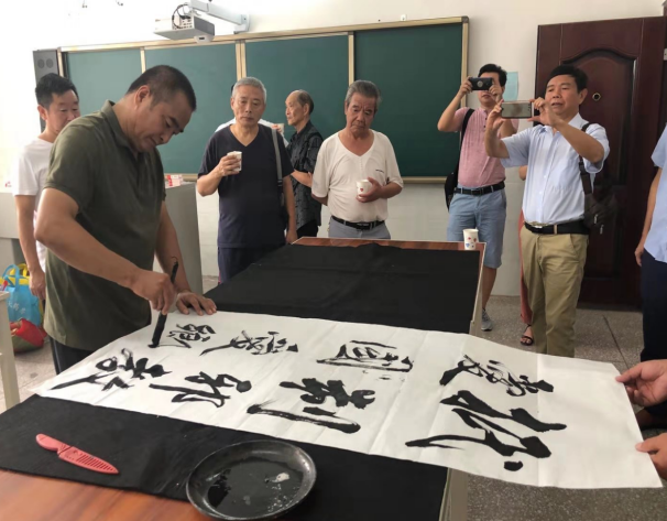 四川省兴文县广泛开展“抵制邪教 爱国爱乡”主题书法作品进社区活动