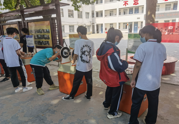 领略科技魅力  共建平安许昌 --许昌市科普大篷车暨反邪教警示教育宣传进校园
