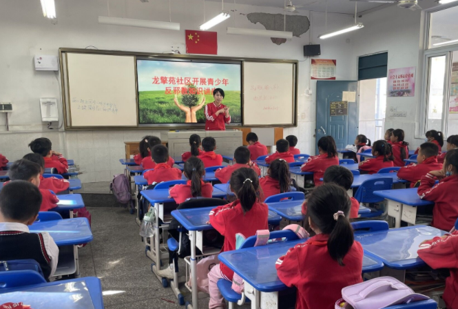 广西柳州市鱼峰区龙擎苑社区开展青少年反邪教知识讲座