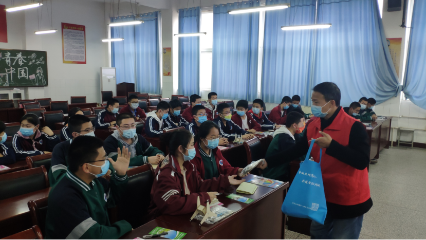 河南省平顶山市科协开展“全国中小学生安全教育日”反邪教宣传进校园活动