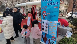 浙江杭州西湖：读书日撞上年味节 西小狮市集反邪宣传“新”意十足！