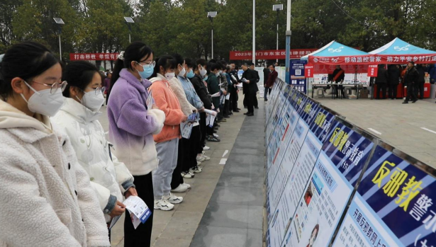 湖北省荆门市东宝区在国家宪法日中开展反邪教警示教育宣传