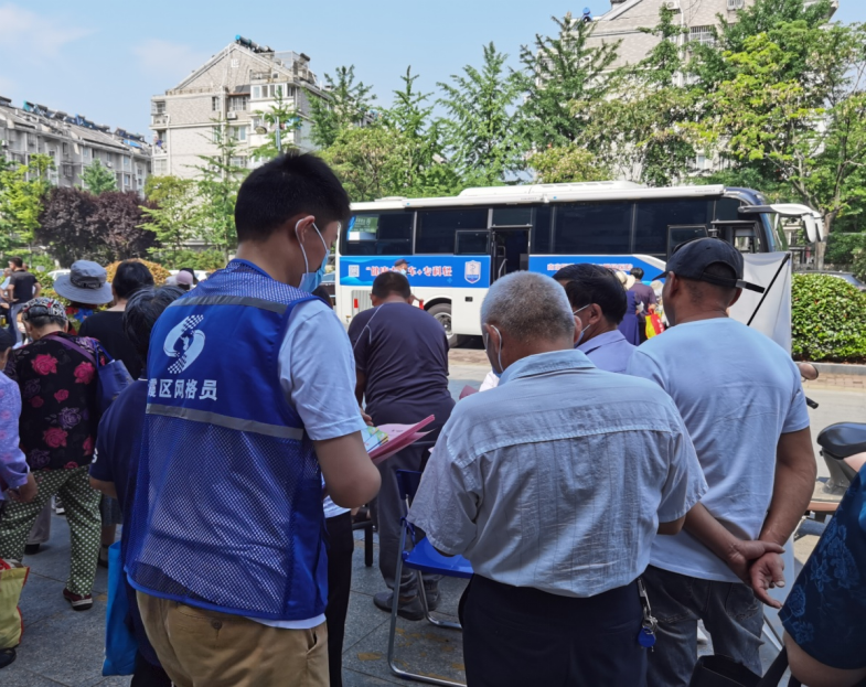 江苏南京市栖霞区西岗街道结合爱眼日社区义诊活动开展反邪教宣传