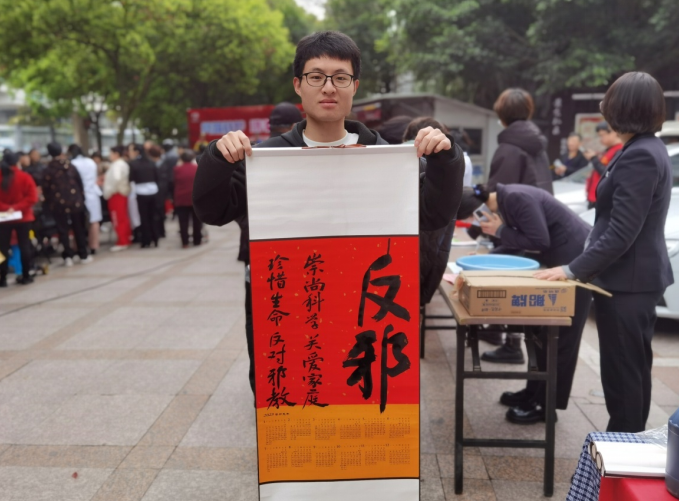 浙江鹿城：文艺汇演进社区，唱响反邪主旋律