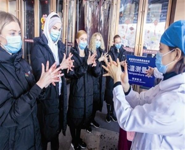 “学习雷锋日”-- 浙江省义乌市“老外”防疫反邪在行动