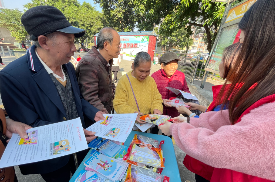 宪法宣传进农村 法治光辉照民心 --广西柳州市驾鹤村开展“12.4”宪法宣传活动