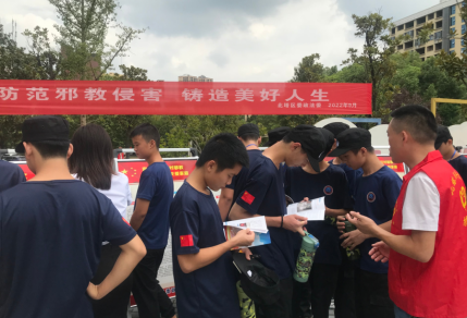 湖南省邵阳市北塔区借“幸福敲门，平安到家”走访活动开展反邪教宣传