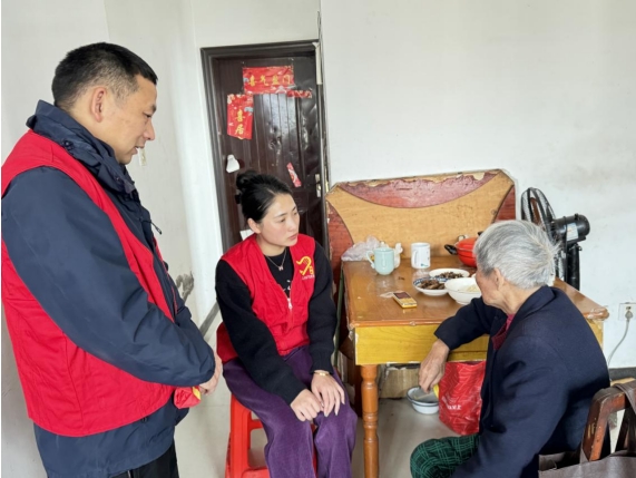 浙江丽水：温暖关爱送到家 新春反邪不止步