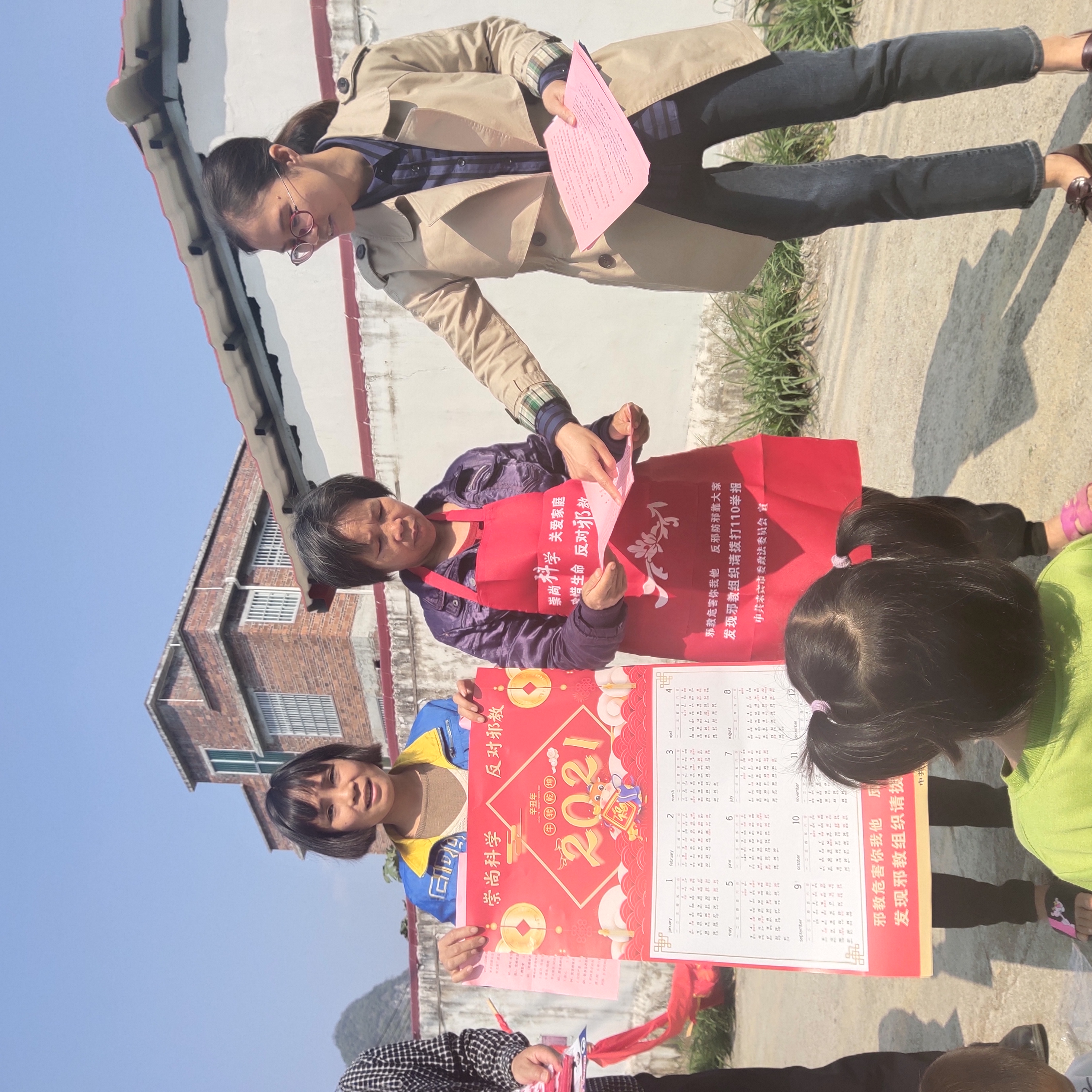 工作人员发反邪教宣传资料.jpg 工作人员发反邪教宣传资料.jpg