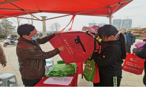 昭通市开展反邪教宣传进广场进社区活动514.png 昭通市开展反邪教宣传进广场进社区活动514.png
