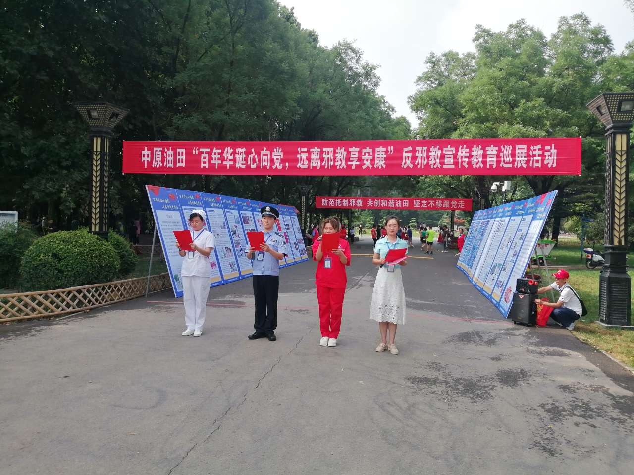 2.年轻党员深情咏诵自创诗歌《党旗高高飘扬》.jpg