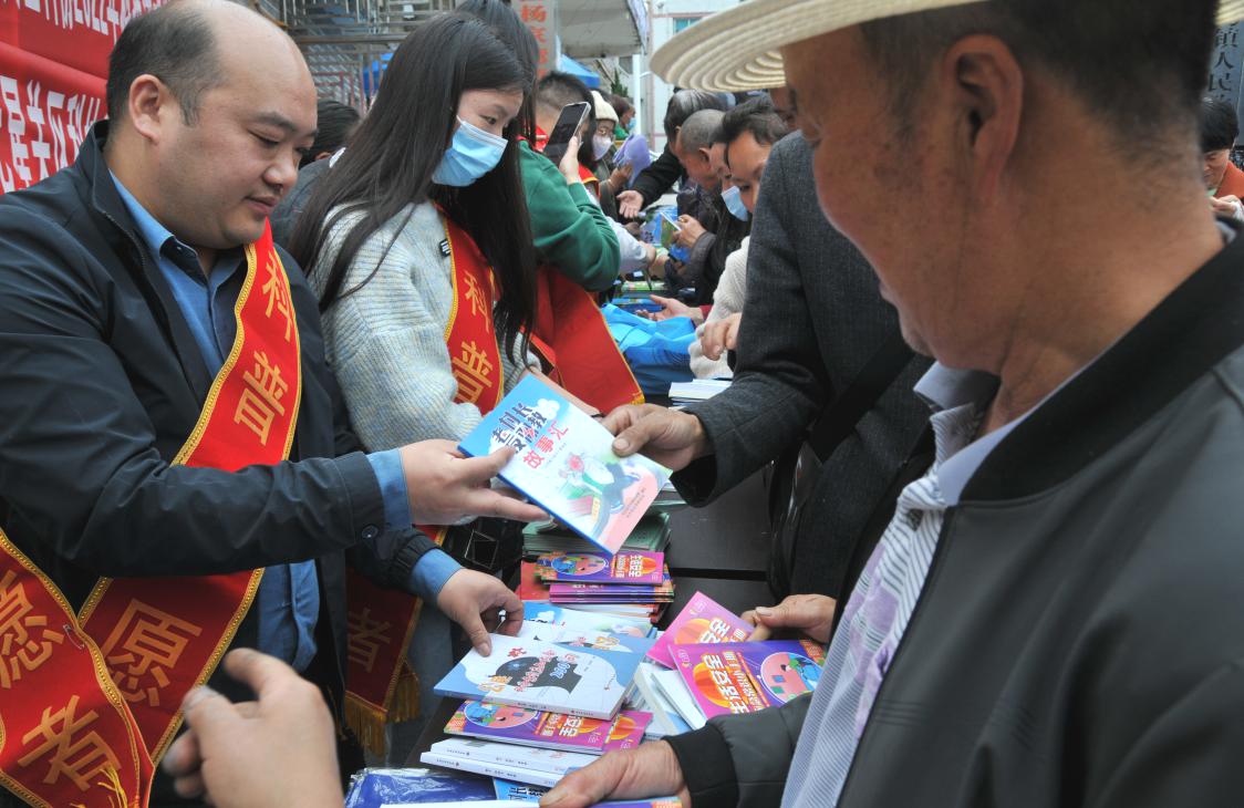 2.杨家湾反邪教志愿者向群众发放、讲解反邪知识.jpg