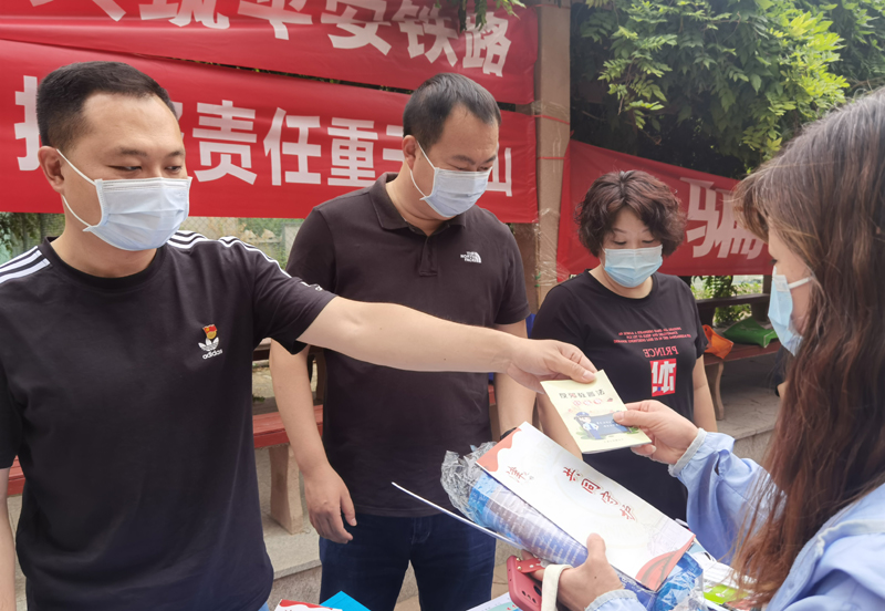 2022年6月10日上午，河北区委政法委以“津无邪——共同守护”为主题，组织委机关党员干部深入社区开展反邪教警示教育宣传活动，为护航党的二十大，营造良好社会氛围。.jpg