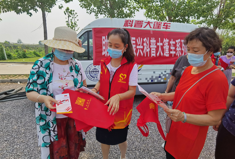 2022年7月2日下午，北辰区科协将大篷车开进了青光镇墅外桃源，组织科技志愿者开展助力乡村振兴科普大篷车反邪教系列活动。.jpg
