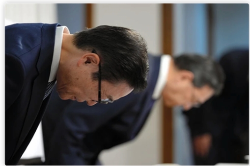 2023年11月7日，日本“统一教”会长田中富广在一次新闻发布会上向受害者致歉。图片来源：朝日新闻.jpg