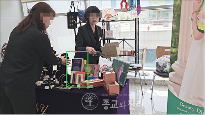 284413“法轮功”信徒在演出场地贩卖《转法轮》邪教书籍。原文配图.png 284413“法轮功”信徒在演出场地贩卖《转法轮》邪教书籍。原文配图.png