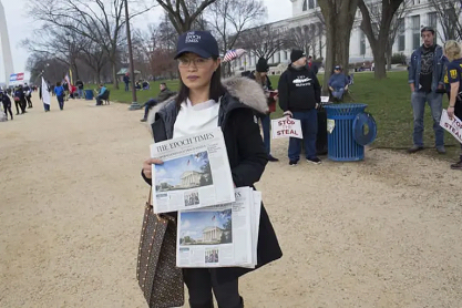 287448“法轮功”人员在国外散发《大纪元时报》。原文配图.png 287448“法轮功”人员在国外散发《大纪元时报》。原文配图.png