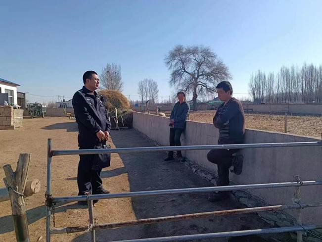 305417▲民警与程小光沟通。摄于2018年.jpg 305417▲民警与程小光沟通。摄于2018年.jpg