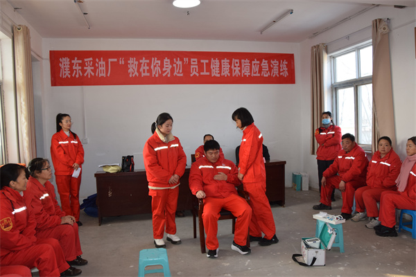 3组织志愿者开展“救在你身边”冬季健康保障应急演练.jpg 3组织志愿者开展“救在你身边”冬季健康保障应急演练.jpg