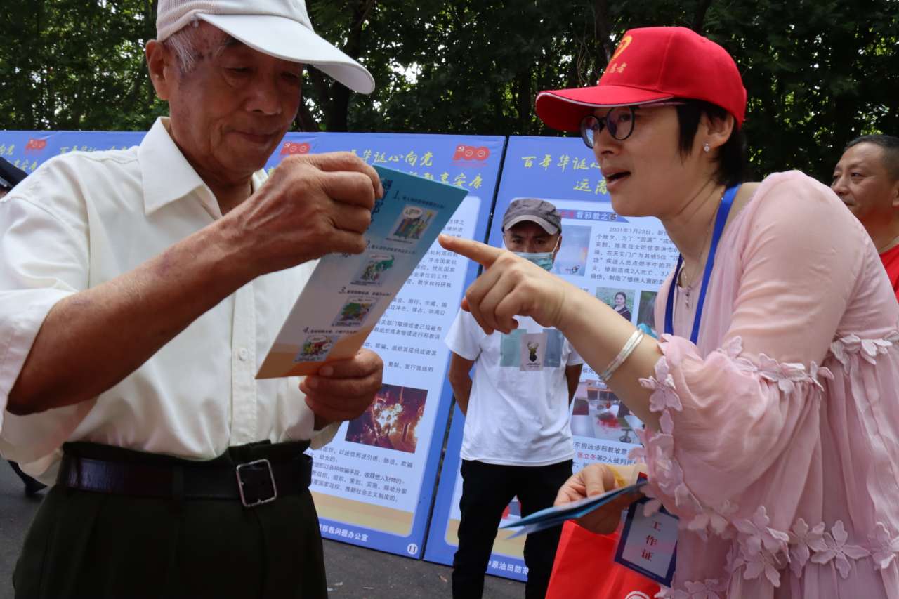 4.2反邪教志愿者给过往群众发放反邪教宣传资料IMG_2240.jpg