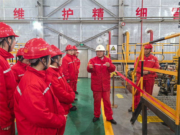 4组织大学生到白9储气库参观学习.jpg 4组织大学生到白9储气库参观学习.jpg