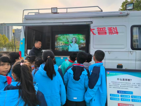 600丽水市反邪教协会联合市科协开展科普反邪进校园活动图片1_副本.jpg 600丽水市反邪教协会联合市科协开展科普反邪进校园活动图片1_副本.jpg
