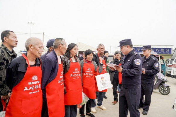 600安徽安庆宿松：小物品让反邪教警示教育宣传“随身而行”图片1_副本.jpg
