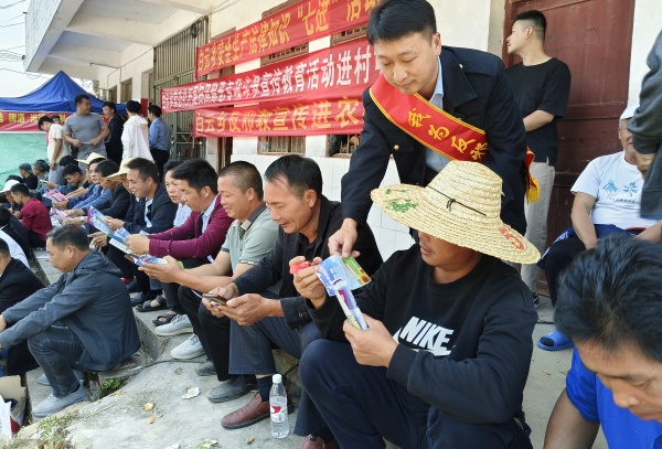 600工作人员发放反邪宣传资料_副本.jpg 600工作人员发放反邪宣传资料_副本.jpg