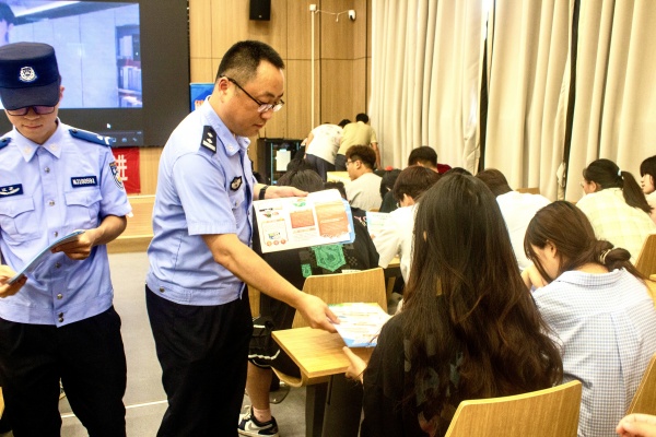600江苏南京：警网联动筑防线、双格织密反邪墙图片1_副本.jpg