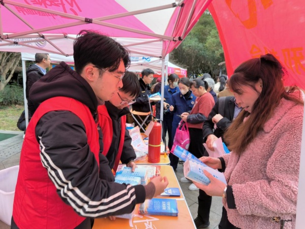 600浙江丽水：反邪宣传进招聘大集，为求职者筑牢“安全网”图片1_副本.jpg
