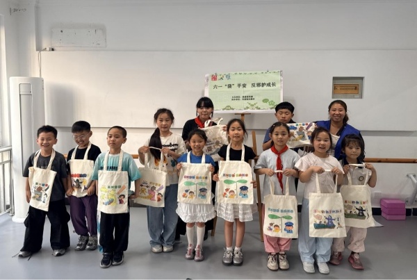 600浙江嘉兴嘉善：天凝镇开展“‘袋’走平安，反邪‘童’行”主题宣传活动图片1_副本.jpg