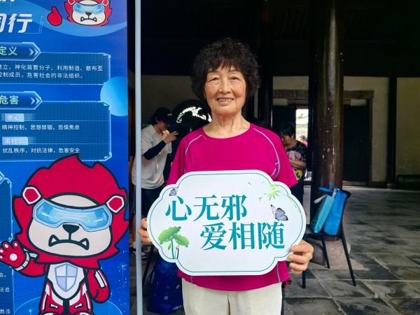 600浙江杭州西湖多点开展端午主题反邪教宣传活动图片1_副本.jpg 600浙江杭州西湖多点开展端午主题反邪教宣传活动图片1_副本.jpg