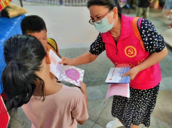 conew_2秀全大妈派发反邪教宣传资料.jpg