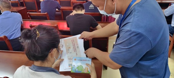 conew_7向网格员讲解反邪教知识.jpg