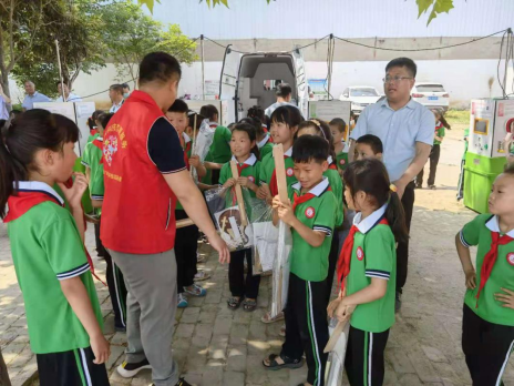 许昌市科普大篷车走进襄城县颍阳镇洪村寺中心小学485.png