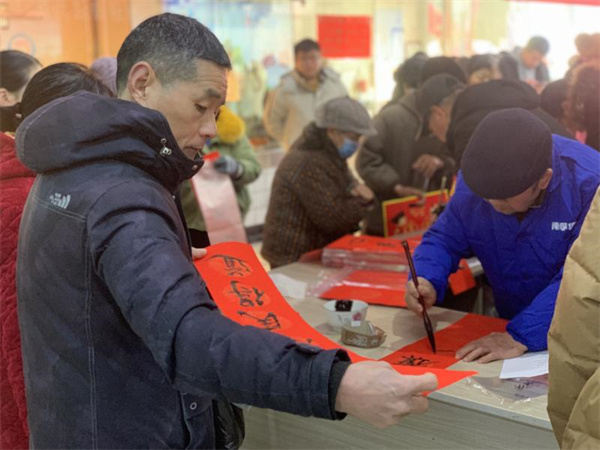 xiao图为书法老师们书写反邪教文化春联图片1.jpg xiao图为书法老师们书写反邪教文化春联图片1.jpg