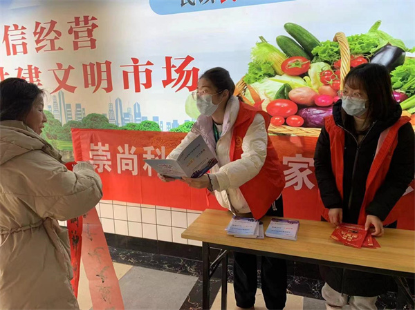 xiao图为志愿者向居民群众们宣传反邪教知识图片1.jpg xiao图为志愿者向居民群众们宣传反邪教知识图片1.jpg