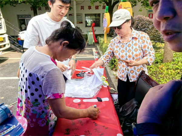 “在“不听！不看！不传！”宣传横幅上签名图片5.jpg