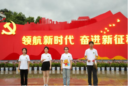 “毅行”反邪教宣讲团走进遂昌县府广场347.png “毅行”反邪教宣讲团走进遂昌县府广场347.png
