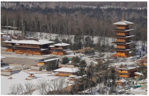 “法轮功”美国总部“龙泉寺”大院。原文配图.jpg “法轮功”美国总部“龙泉寺”大院。原文配图.jpg