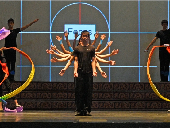 “神韵艺术团”剽窃“千手观音”的演出设计。图源：Businessinsider.com278239.jpg