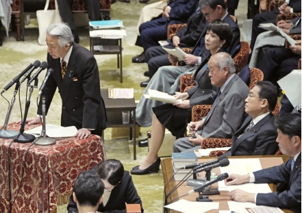 ▲2024年2月6日，文部科学大臣盛山正仁（左）在东京国会议会会议上发表讲话。图源：共同社_副本.jpg