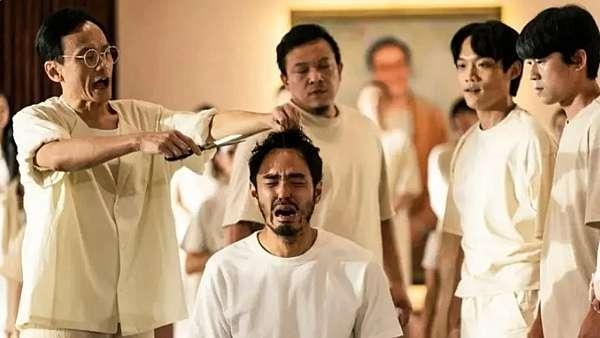 ▲“新心灵舍”为陈桂林举行洗礼仪式。图源：电影《周处除三害》_副本.jpg