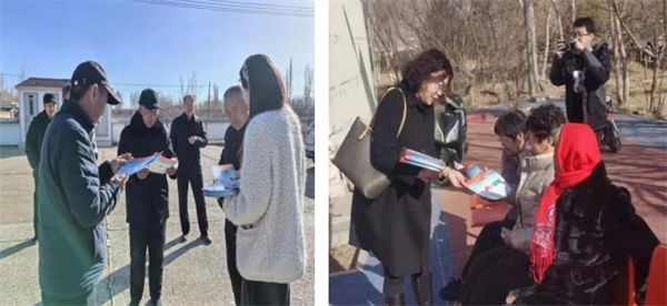 ▲工作人员和网格员向群众发放反邪宣传资料.jpg ▲工作人员和网格员向群众发放反邪宣传资料.jpg