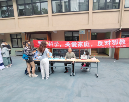 上海市宝山区庙行镇积极开展“6.26”国际禁毒日暨反邪教集中宣传活动209.png
